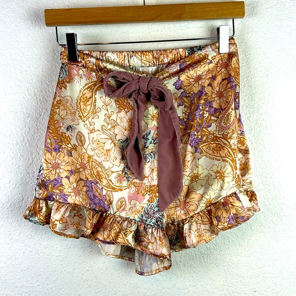 Beach Riot Aurora Shorts in Harvest Gold Paisley. Size small - Picture 4 of 9